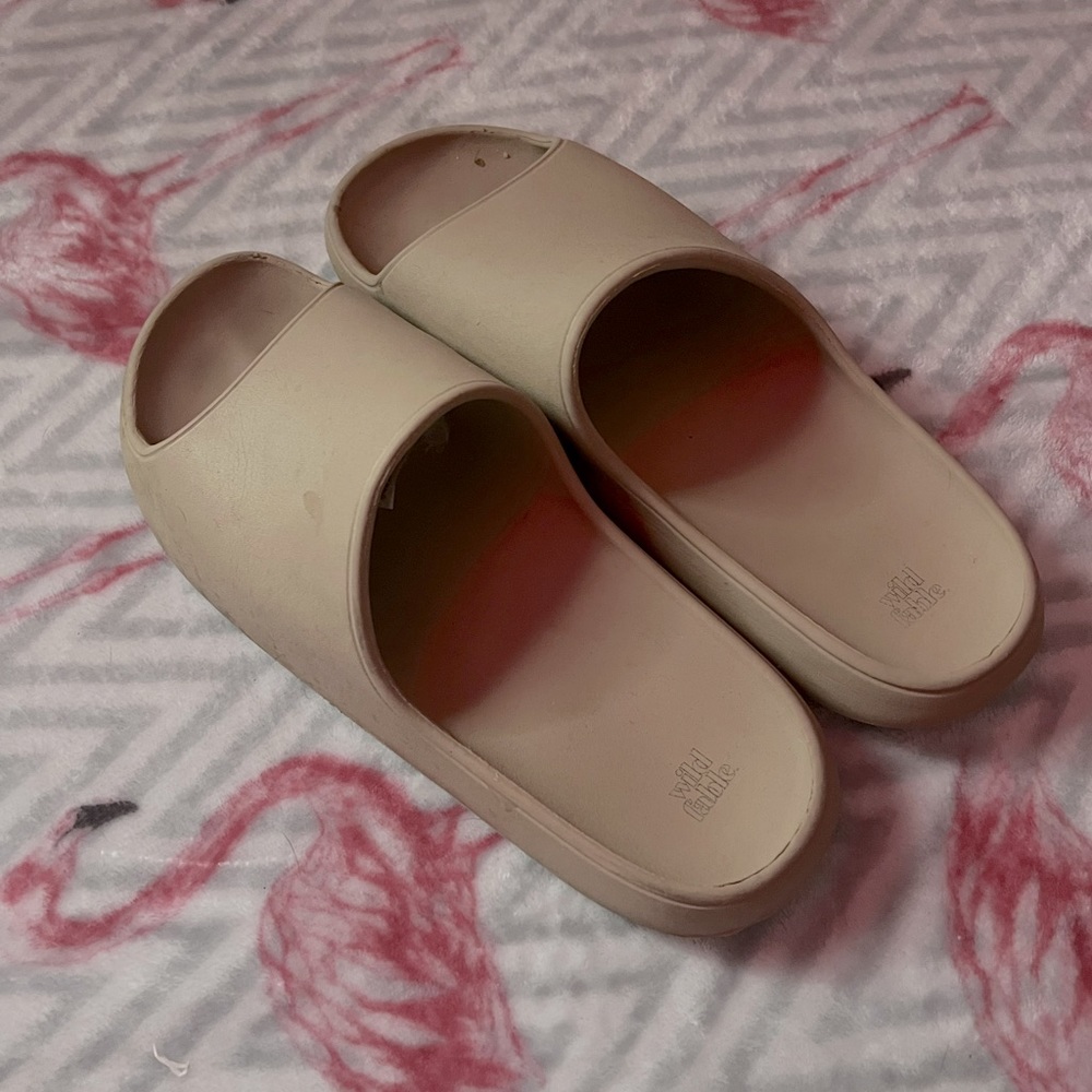 Tan Wild Fable slip on sandlas